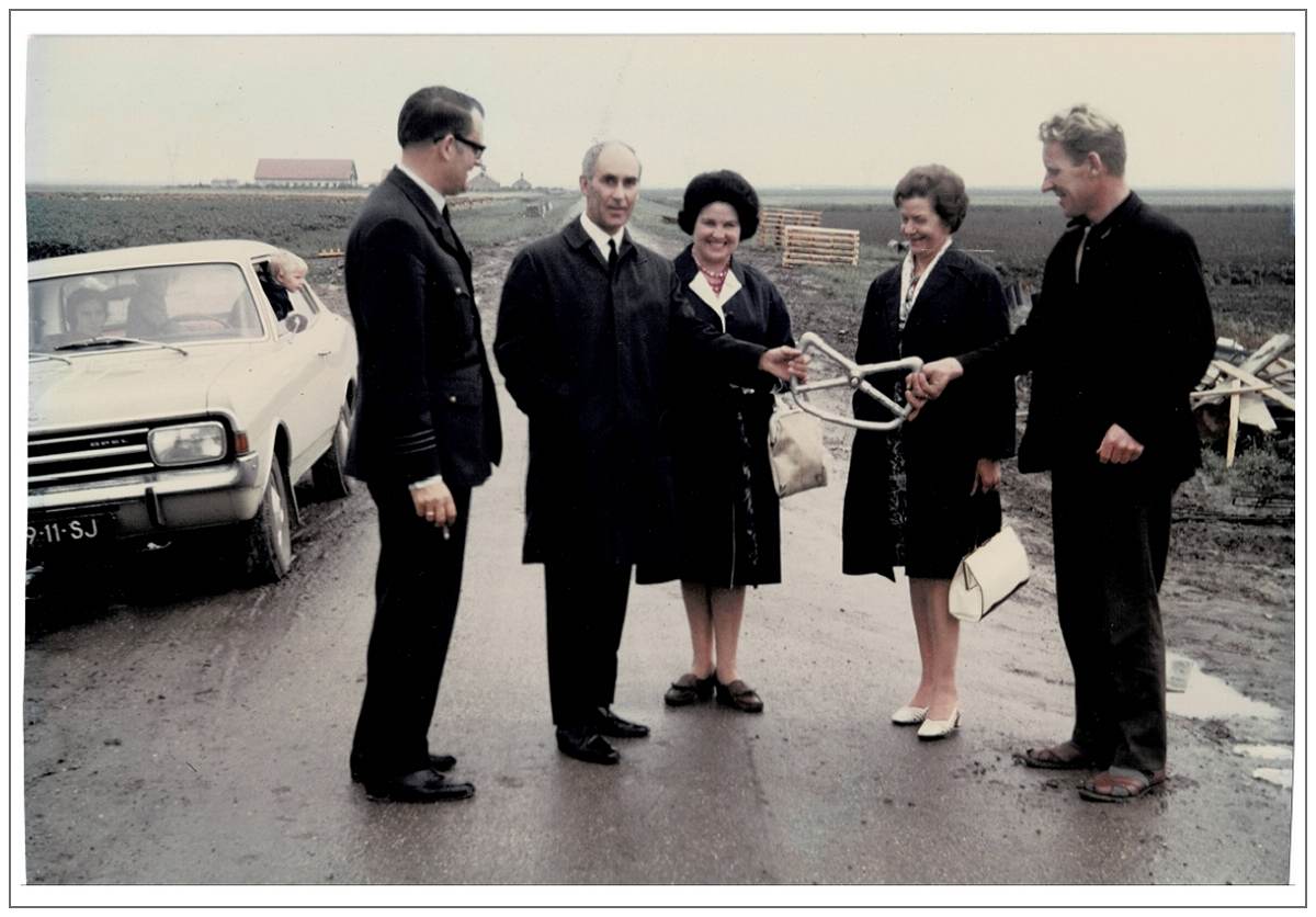 1970 - Visit Mr. & Mrs. Bill Garrioch - 1941 'steering wheel' was handed to Bill by Gerrit