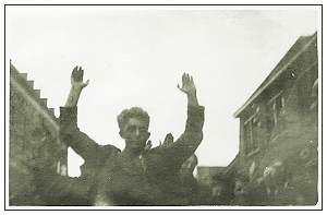 15 April 1945 - Vollenhove - Kerkplein - Picking up suspicious persons - H. J. Dikken 'de Balle', Bode/Municipal messenger