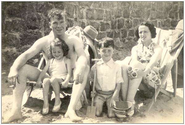 Arthur, Gail, Robin and Lyn Jefries - on the beach - Westgate, Kent, UK