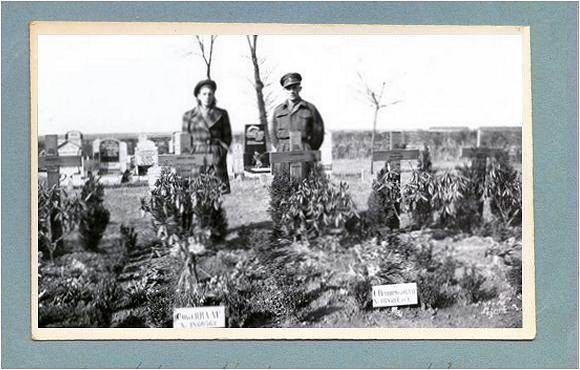 Ms. Martha Noback and Mr. Andries Noback behind the graves - Vollenhove - 1947