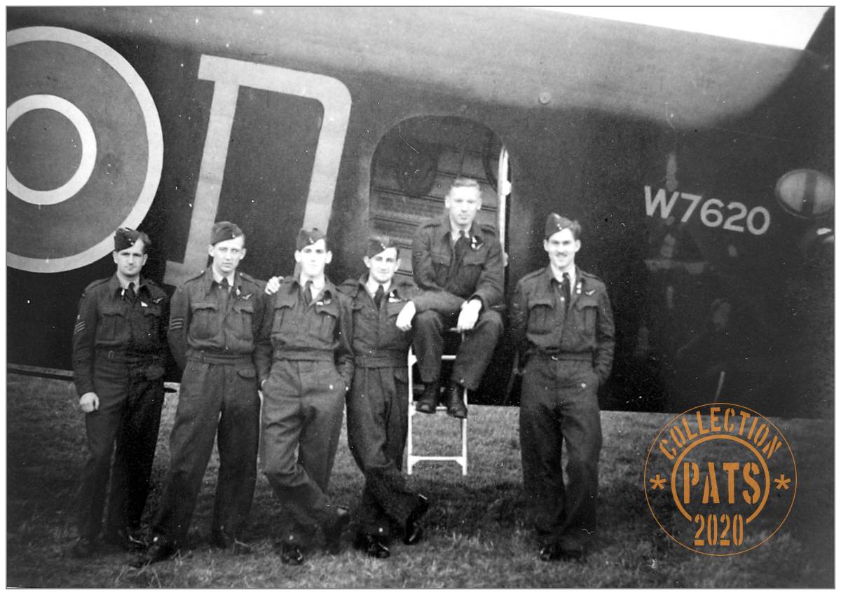 Thursday 03 Sep 1942, Oakington - Crew Dallenger beside their W7620 - MG-D