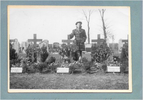 Ms. Martha Noback behind Albert E. Cowell's grave - Vollenhove - 1947