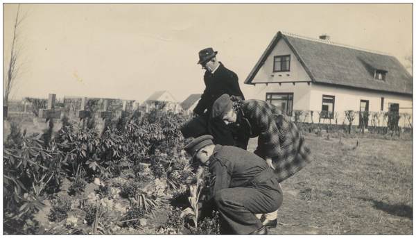 Mr. Eric Stephen Cowell (father) - Ms. Martha Noback - Mr. Andries Noback at graves - Vollenhove - 1947