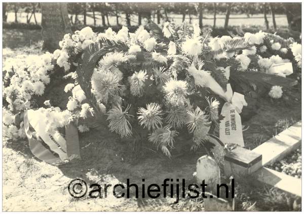 IJlst General Cemetery - Wreath and flowers by 'The inhabitants of IJlst' - (c) archiefijlst.nl