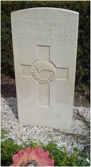 headstone - Sgt. Percy F. M. Cooke - NZ - RNZAF - Age 21 - Cemetery Emmeloord