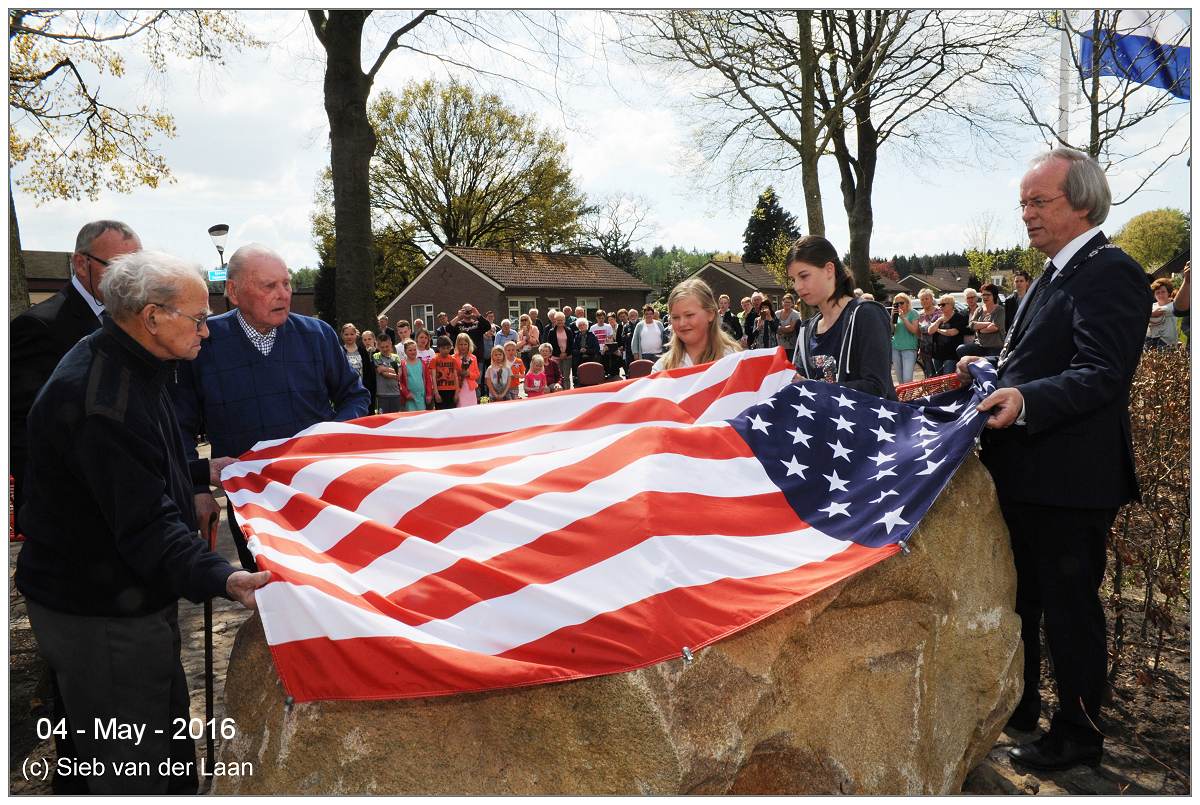 Unveilment B-17 memorial Darp - 04 May 2016 - photo by Sieb van der Laan