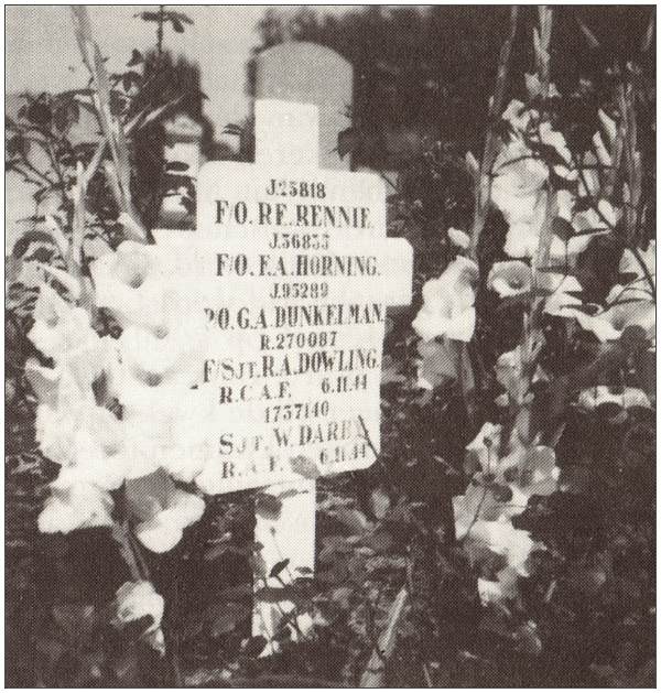 General Cemetery at Heerde - Old marker at collective grave 667 for five airmen - source Noordman - page 71