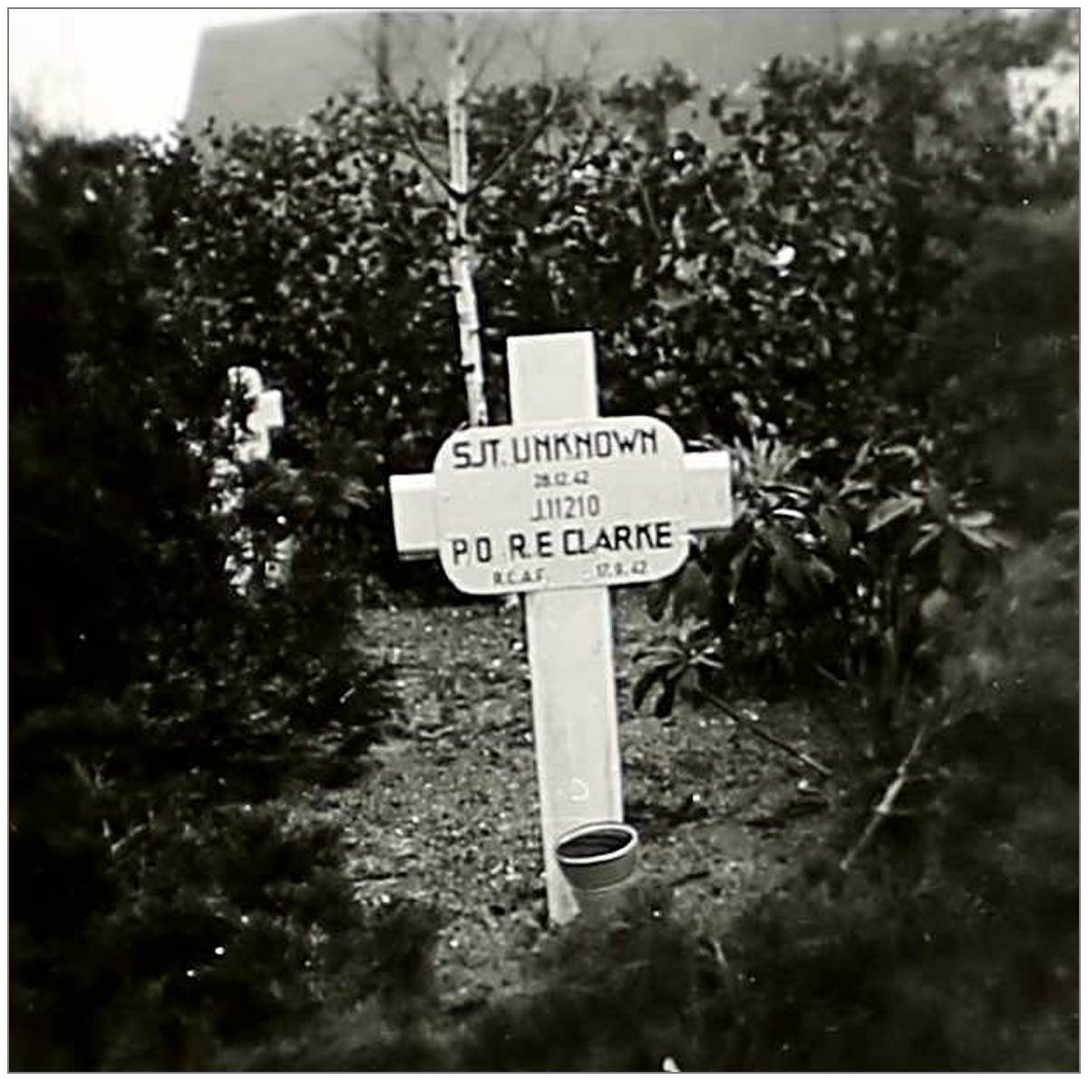 Gravemarker - Unknown Sgt and P/O. J/11210 - Robert Edward Clark(e) - RCAF