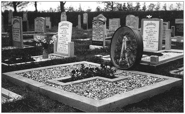 Graves - Bolsward Cemetery - 1945