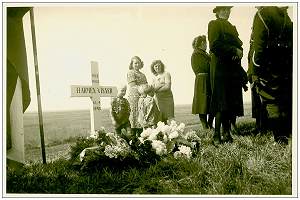 Schoterzijl/Slijkenburg - ceremony 'Old' Memorial Statendijk (Zeedijk) - 16 Apr 1946