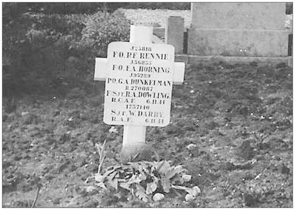 General Cemetery at Heerde - Old marker at collective grave 667 for five airmen