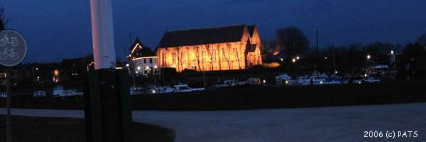 St. Nicolaas church - illuminated - with bicycle road sign on the left - 2006 (c) PATS