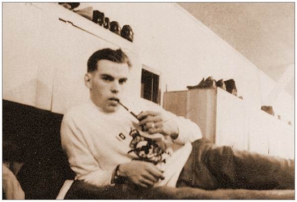 R/94702 - WO2 - Pilot - John 'Jack' David Steele - RCAF - on his bunk