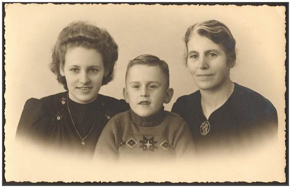 Family Visser - Mother, daughter and foster-son Harmen - abt. 1946/1947