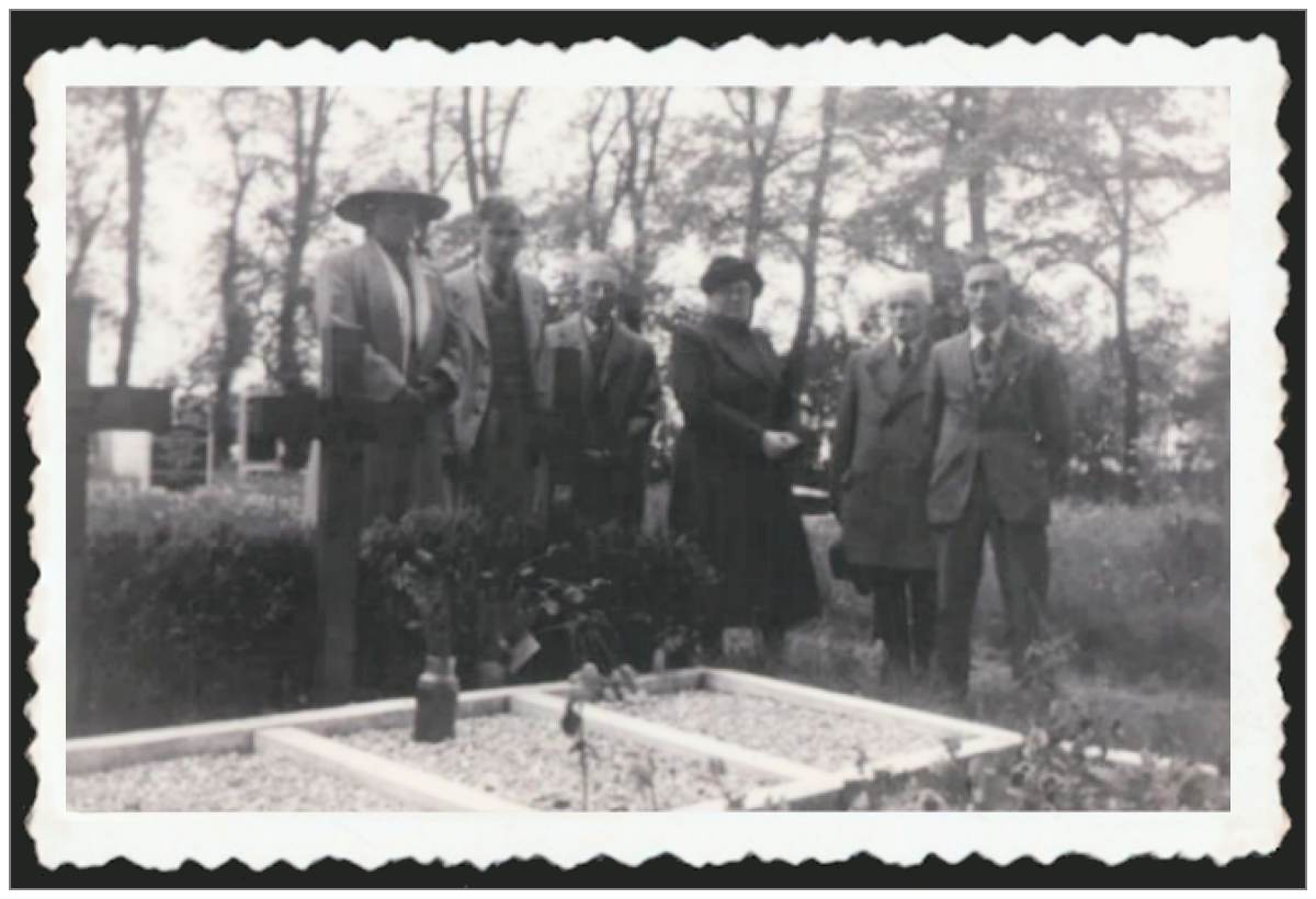 Visit family Webb - post war - Cemetery Nijemirdum - 1953