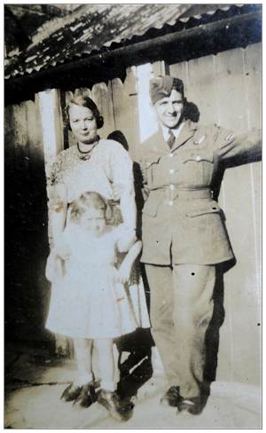 Leonard with wife Rose and daughter Margaret