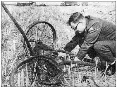 undercarriage Gotha G.IV 1065/16 - at location - Aug 1963 - A. P. de Jong on the left