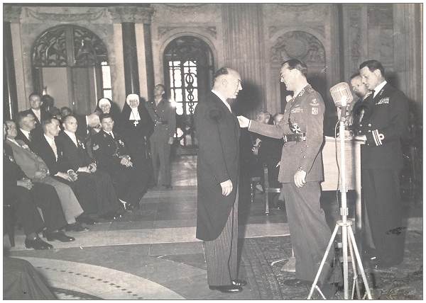 1952 - 'Kruis van Verdienste' - Mr. Jan Jacob Jelte van Kluyve - by Prince Bernard zur Lippe Biesterfeld