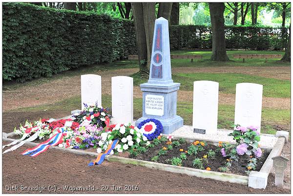 Collective grave 221 - 224 - Wapenveld Cemetery