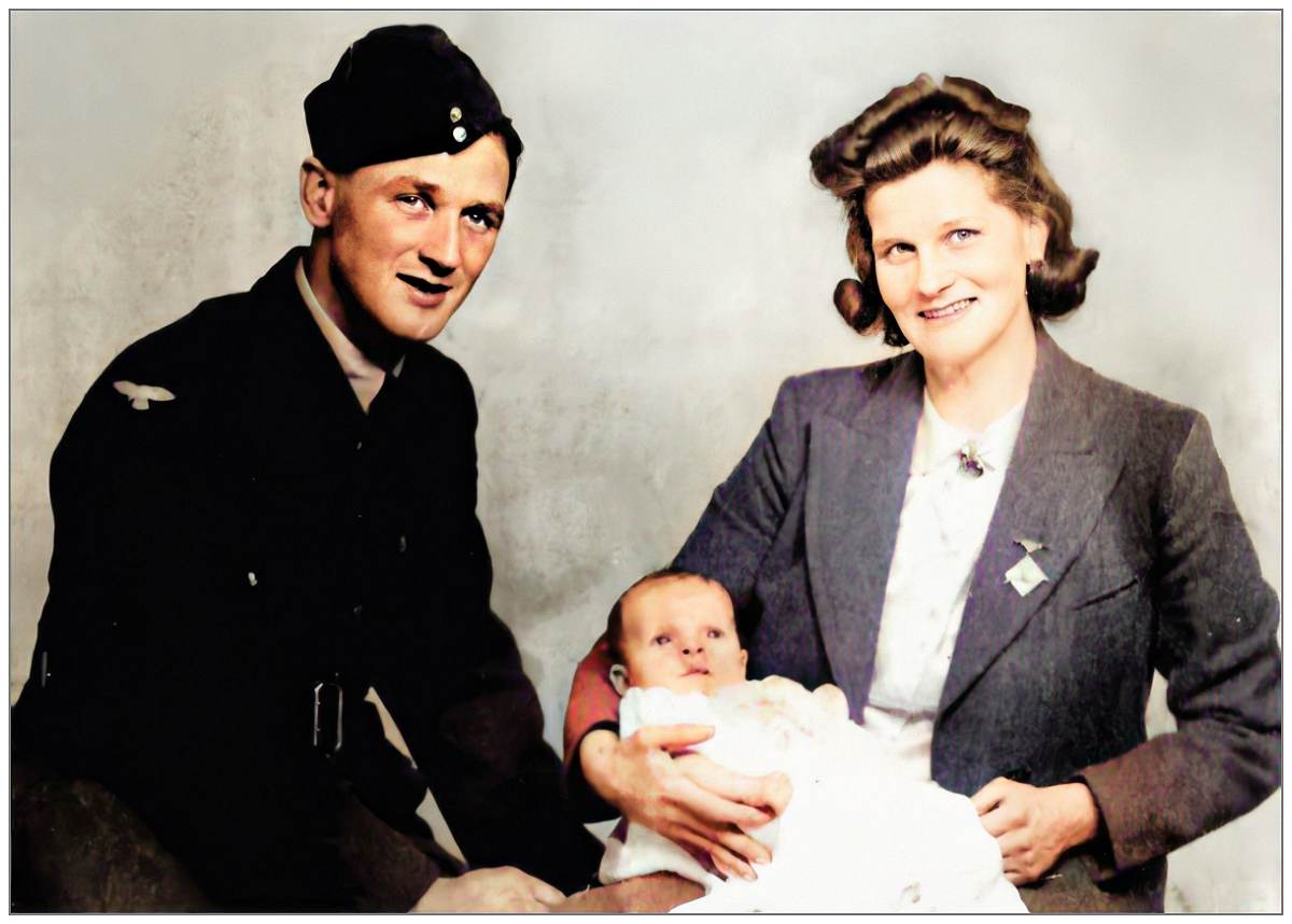 Sergeant Frederick Arthur Worsnop with his wife Ethel and son Michael